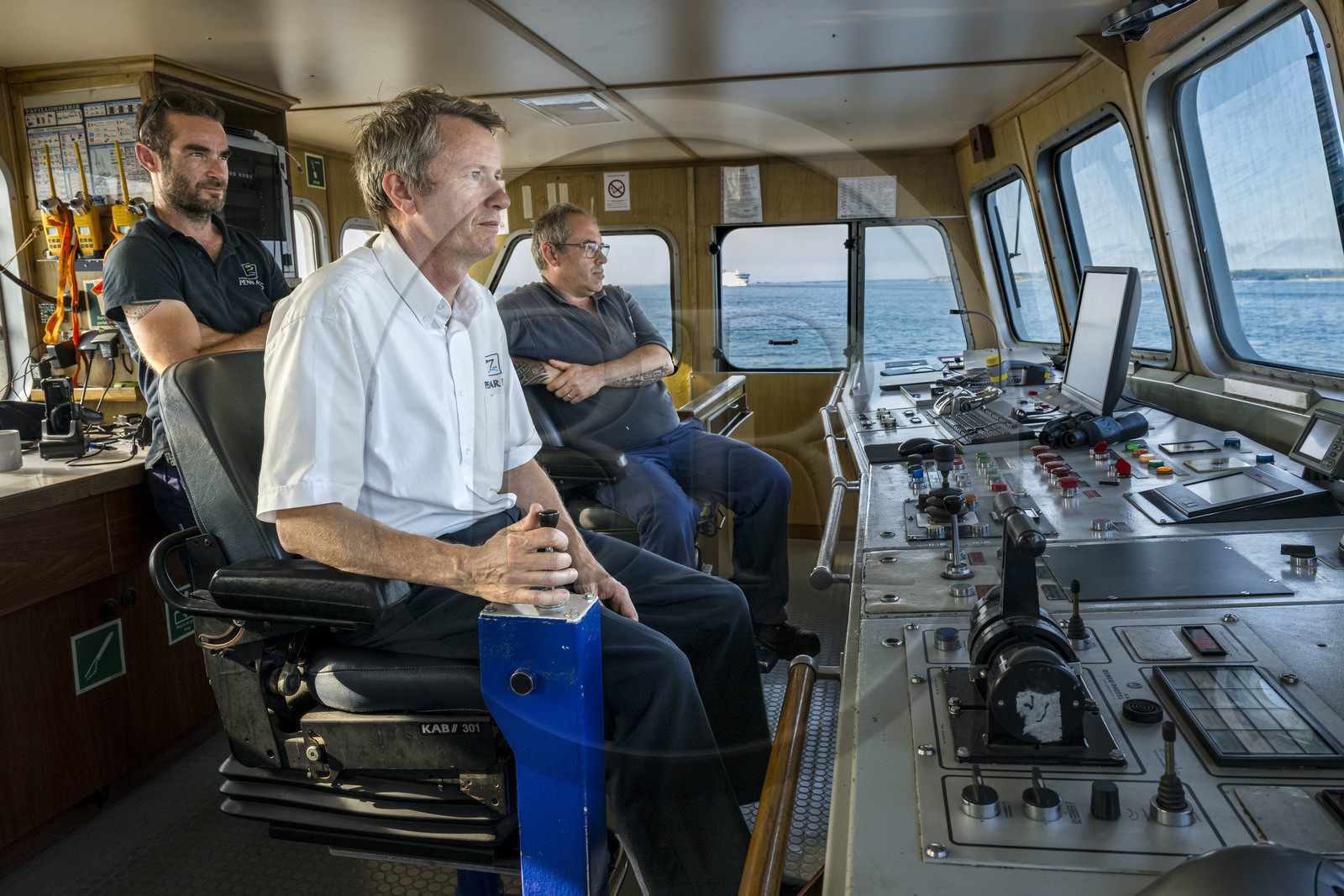 France, Finistère (29), Mer d'Iroise, Le Conquet, navire de la Penn ar Bed assurant la liaison avec les iles de Molène et Ouessant, le capitaine Pascal Renaud sur la passerelle avec le pilote