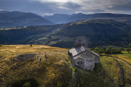 France, Cantal (15), Parc Naturel Régional des Volcans d'Auvergne, Chastel-sur-Murat, Chapelle Saint Antoine du XIIe siècle perchée sur un promontoire, randonneurs sur le chemin de Saint-Jacques de Compostelle par la Via Arverna (vue aérienne)