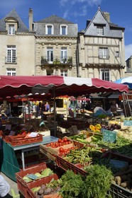France, Morbihan, Gulf of Morbihan (Golfe du Morbihan), Vannes, market day on the place du Poid Public