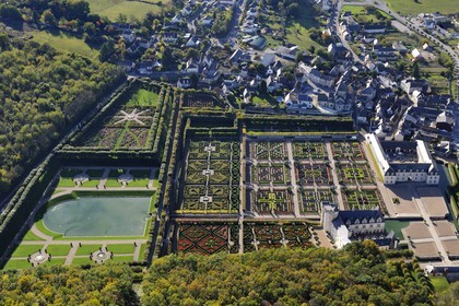 France, Indre-et-Loire (37), Vallée de la Loire classée Patrimoine Mondial de l' UNESCO, le château et les jardins de Villandry (vue aérienne)