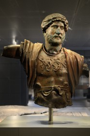 Israel, Jérusalem, quartier de Guivat Ram, musée d'Israel, departement d'archéologie, statue en bronze de l'empereur Hadrien