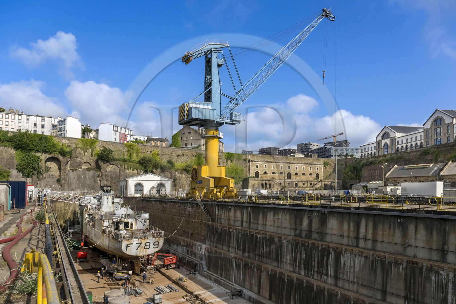 France, Finistère (29), Brest, l'arsenal, le port militaire est une base navale de la Marine nationale, navire de guerre en chantier dans un des deux bassins de radoub de Pontaniou situés dans l’anse de Pontaniou, le batiment aux Lions en arrière plan à droite
