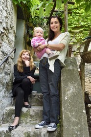 France, Alpes-Maritimes (06), Eze, trois générations de descendantes de Francis Blanche, sa fille Dominique Blanche, sa petite fille Manon Deyney et son arrière petite fille