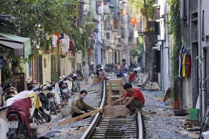 Vietnam, Hanoï, voie ferrée qui passe au coeur de la vieille ville