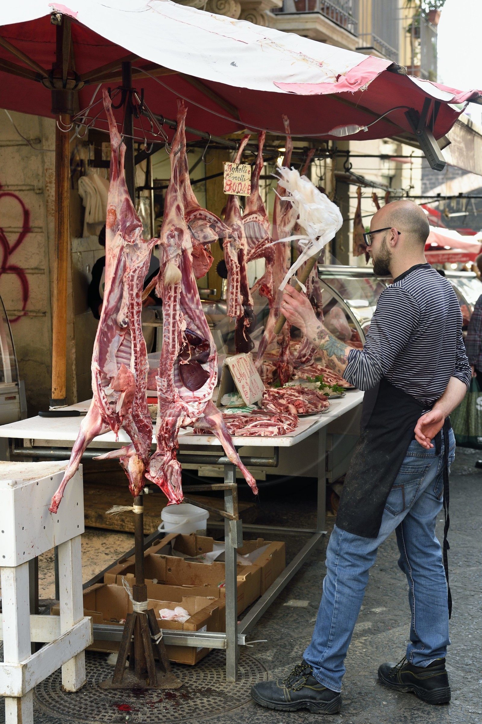 Italie, Sicile, Catane, ville baroque classée au Patrimoine Mondial de l'UNESCO, le marché du matin Pescheria dans le quartier du Duomo, vente à l'étal de viande
