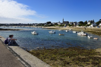 France, Finistère (29), Ile-de-Batz, Porz Kernok et l'église Notre Dame du Bon Secours