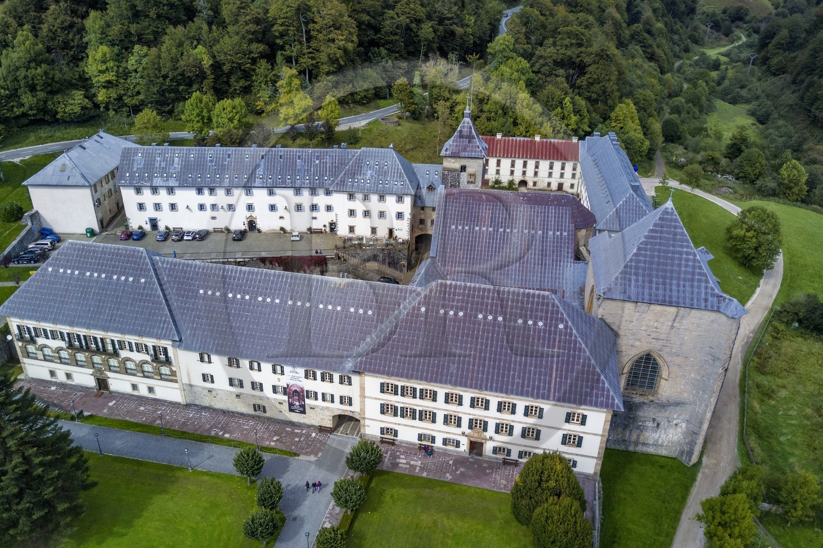 Espagne, Pays-Basque, Navarre, Roncevaux, étape du chemin de Saint-Jacques de Compostelle, Collégiale royale de Roncevaux (vue aérienne)