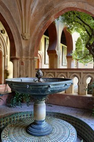 Espagne, Estremadure, Guadalupe, monastère royal de Santa Maria de Guadalupe classé Patrimoine mondial de l'UNESCO, cloître Mudejar construit au XIVe siècle, lavabo en céramique polychrome