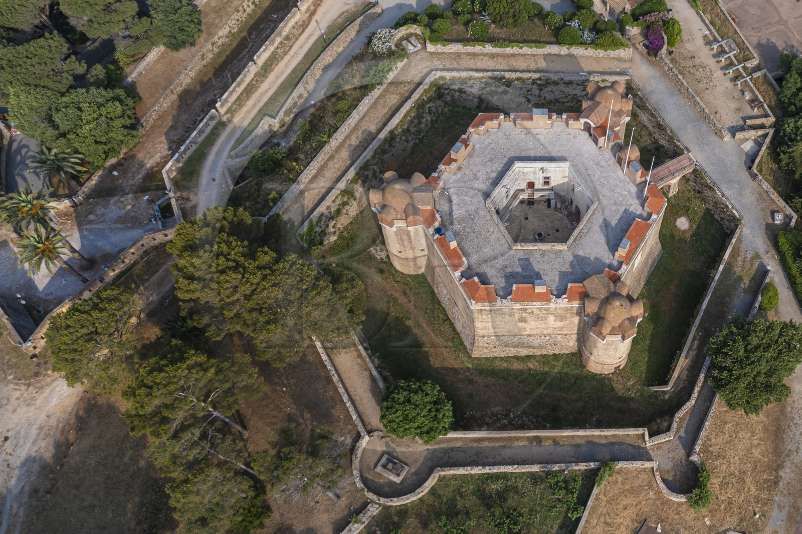 France, Var (83), Saint-Tropez, citadelle du XVIe siècle qui héberge le musée d'histoire maritime (vue aérienne)