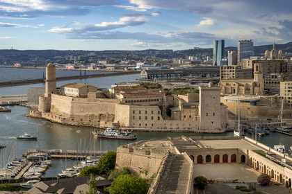 France, Bouches-du-Rhône (13), Marseille, le Fort Saint Jean à l'entrée du Vieux Port vu depuis le Fort Saint-Nicolas, le Fort Ganteaume (bas fort Saint-Nicolas) au premier plan et la tour CMA CGM et tour La Marseillaise en arrière plan