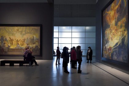 République Tchèque, Prague, palais des foires et expositions (Veletrzní palac), exposition permanente des vingt toiles monumentales de L'Épopée Slave d'Alfons Mucha, à gauche Le Serment d'Omladina et à droite L'Apothéose des Slaves