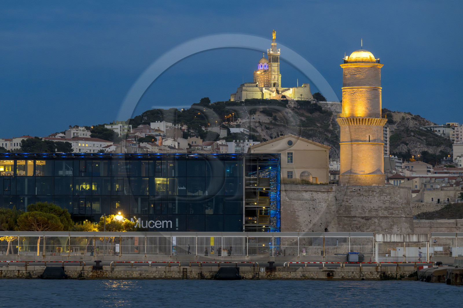 France, Bouches-du-Rhône (13), Marseille, le Mucem (Musée des civilisations de l'Europe et de la Méditerranée), le Fort Saint-Jean à droite, la basilique Notre Dame de la Garde en arrière plan France, Bouches-du-Rhône (13), Marseille, le Mucem (Musée des civilisations de l'Europe et de la Méditerranée), le Fort Saint-Jean à droite, la basilique Notre Dame de la Garde en arrière plan