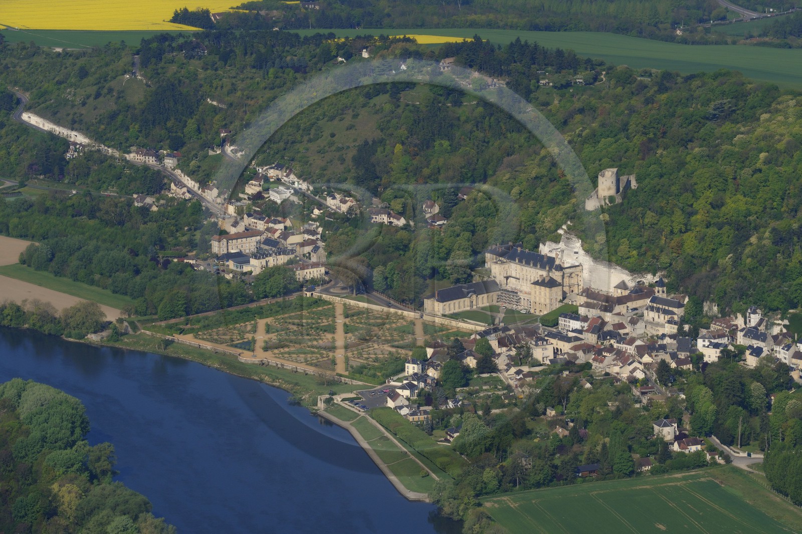 France, Val-d'Oise (95), La Roche-Guyon, labellisé Les Plus Beaux Villages de France, le château (vue aérienne)