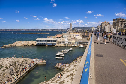 France, Bouches-du-Rhône (13), Marseille, quartier d'Endoume, piscine maritime du Vallon des Auffes et la Corniche du Président John Fitzgerald Kennedy piétonne un dimanche par mois
