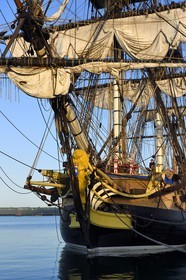 France, Finistère (29), port de Brest, la frégate L'Hermione, réplique du trois-mats qui transporta le marquis de Lafayette en Amérique en 1780, figure de proue