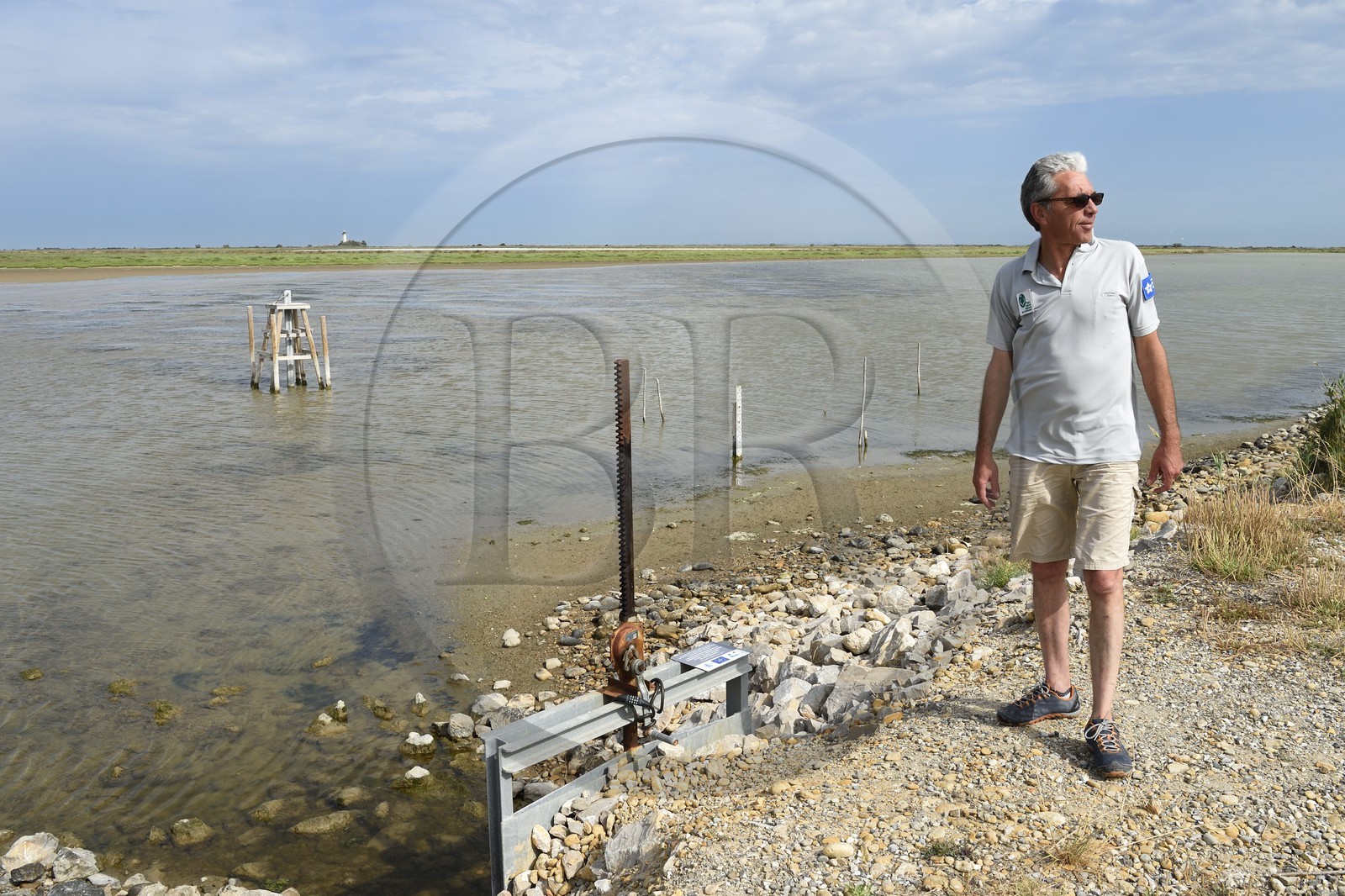 France, Bouches-du-Rhône (13), Parc naturel régional de Camargue, l’étang du Tampan, Patrick Rigaud en charge de la gestion hydraulique du parc vérifie une marteliere, vanne pour l'irrigation de marais salants France, Bouches-du-Rhône (13), Parc naturel régional de Camargue, l’étang du Tampan, Patrick Rigaud en charge de la gestion hydraulique du parc vérifie une marteliere, vanne pour l'irrigation de marais salants