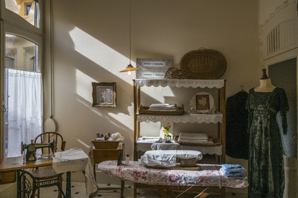 Espagne, Catalogne, Barcelone, quartier de l'Eixample, Passeig de Gracia, Pedrera ou Casa Mila (1905-1910) de l'architecte du modernisme catalan Antoni Gaudi, site classé au Patrimoine Mondial de l'UNESCO, une pièce de service de l'appartement