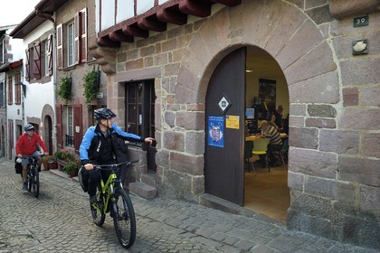 France, Pyrénées-Atlantiques (64), Pays-Basque, Saint-Jean-Pied-de-Port, rue de la Citadelle sur le chemin de Saint-Jacques-de-Compostelle, le bureau des pèlerins