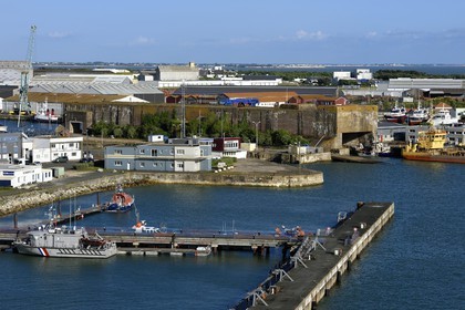 France, Charente-Maritime (17), La Rochelle, le Port Atlantique La Rochelle, port de commerce, les anciennes bases sous-marines vestige de la Seconde Guerre mondiale dans le bassin à Flot