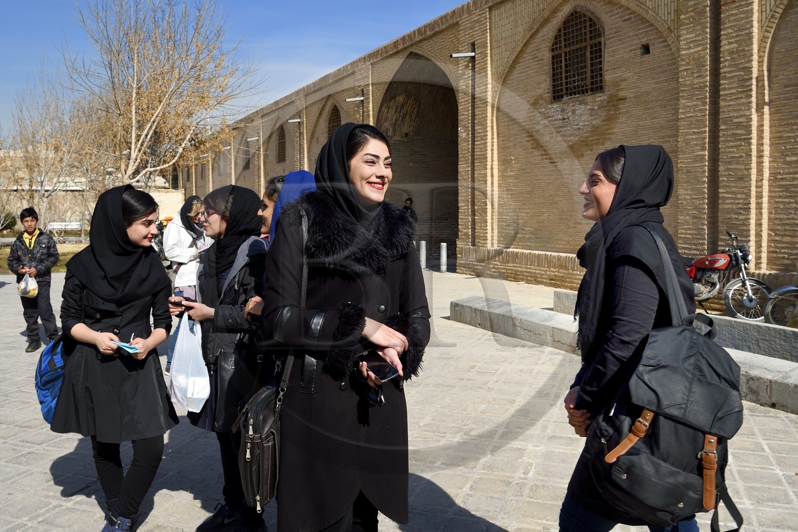 Iran, province d'Ispahan, Ispahan, jeunes femmes iraniennes aux abords de la place naghsh-i jahan aussi connue sous le nom de place Imam Khomeiny Iran, province d'Ispahan, Ispahan, jeunes femmes iraniennes aux abords de la place naghsh-i jahan aussi connue sous le nom de place Imam Khomeiny