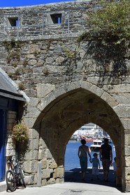 France, Finistère (29), Concarneau, les remparts de la Ville Close, porte qui débouche sur le port