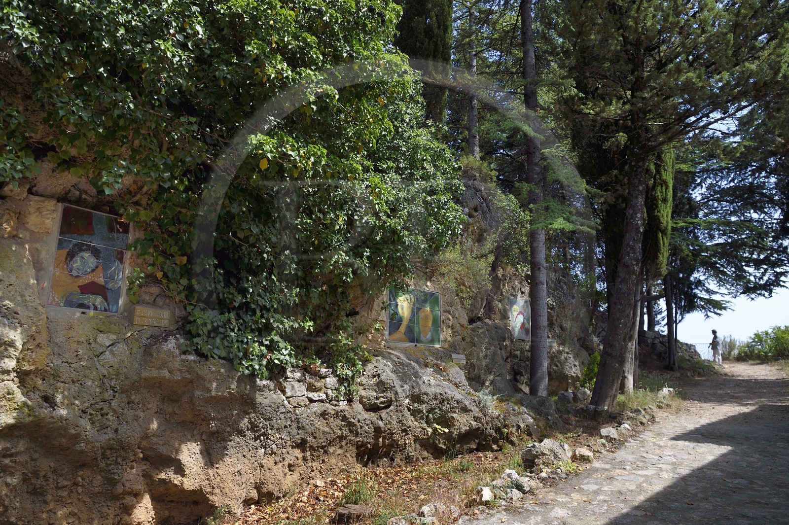 France, Var (83), Dracénie, Ampus, Chemin de Croix à l'emplacement de l'ancien château fort créé par l'abbé Adonis Volpato avec le céramiste Geoff Hindry