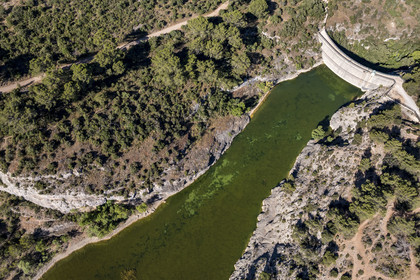 France, Bouches-du-Rhône (13), Aix en Provence, plateau de Bibemus, le barrage Zola (Cézanne y a peint la série des Baigneurs) et la montagne Sainte Victoire en arrière plan (vue aérienne)