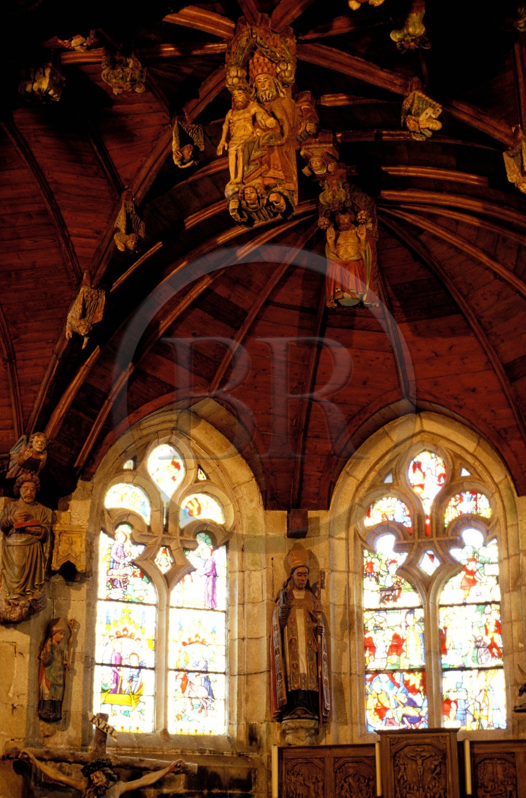 France, Côtes-d' Armor (22), entraits sculptés et clef pendante de la voûte de l' église de Loc-Envel