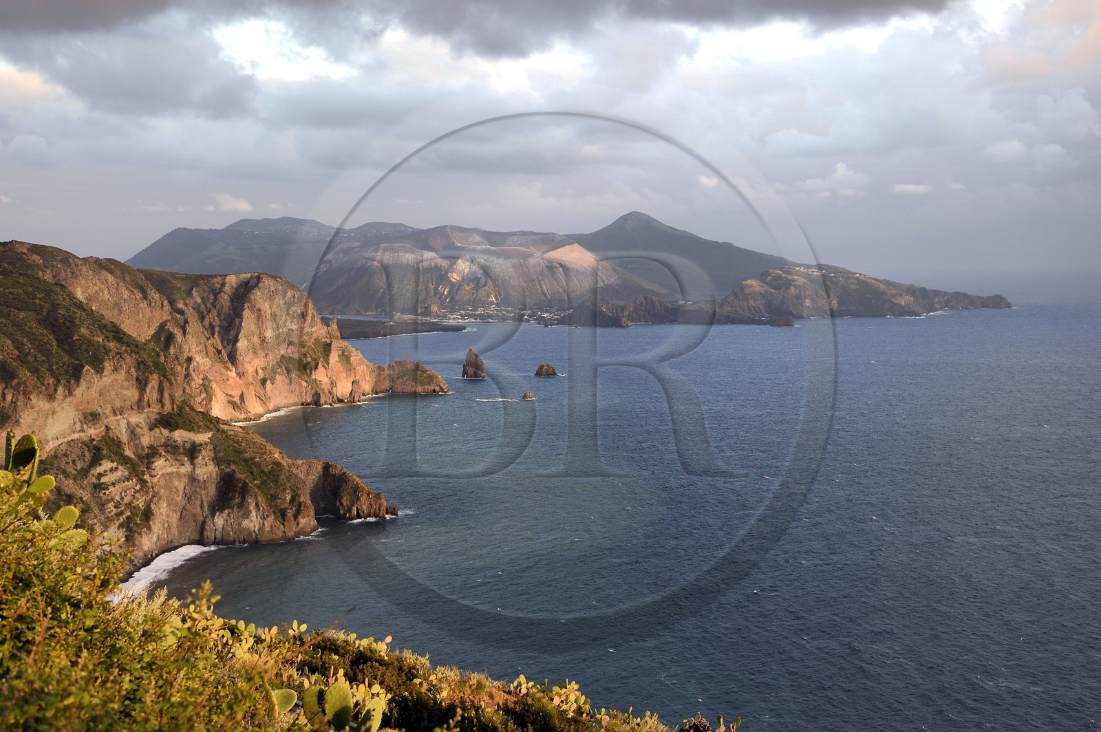 Italie, Sicile, iles Eoliennes, classées Patrimoine Mondial de l'UNESCO, Ile de Lipari, les falaises de la côte Sud-Ouest de l'île à Quattrocchi face à l'Ile de Vulcano en arrière plan