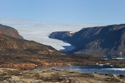 Groenland, cote Nord-Ouest, Smith sound au nord de la baie de Baffin, Inglefield Land, site de Etah dans le Foulke fjord, campement inuit aujourd'hui abandonné qui servit de base à plusieurs expéditions polaires, glacier Brother John et la calotte glaciaire en arrière plan