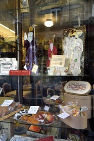 France, Meurthe-et-Moselle (54), Nancy, la vitrine de la maison Lefèvre-Lemoine, biscuiterie-confiserie-chocolaterie