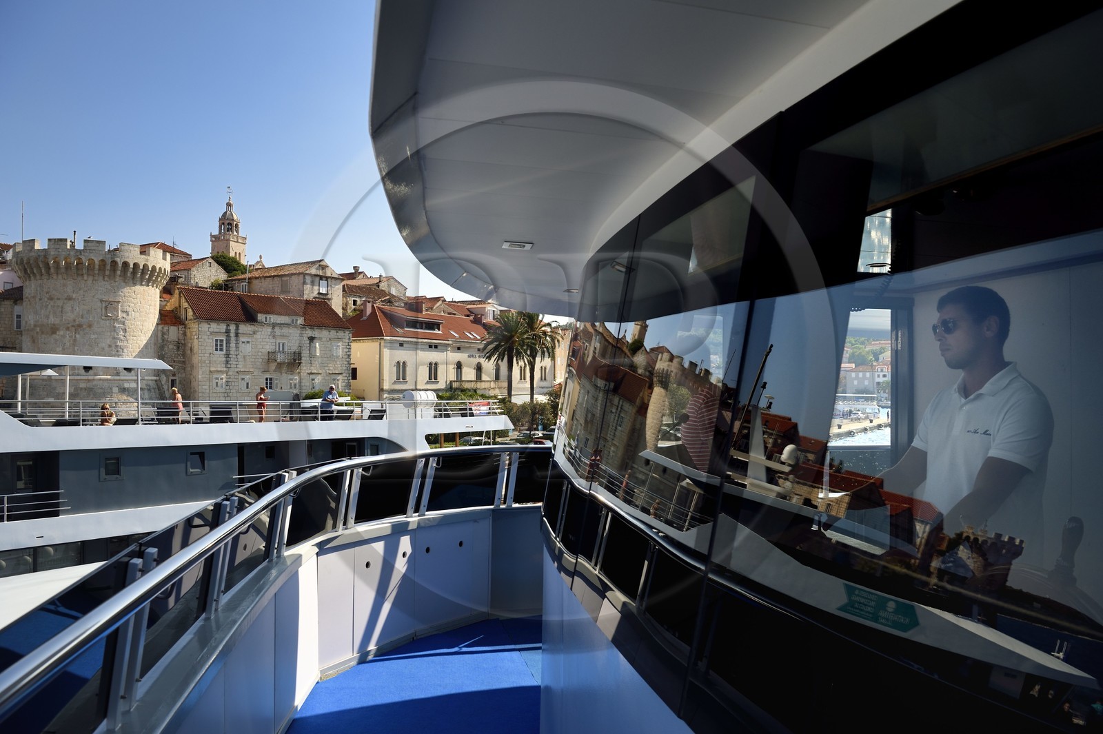 Croatie, Dalmatie, cote dalmate, Ile de Korcula, ville de Korcula, arrivée au port du bateau de croisière Ave Maria, son capitaine Rade Naranca dans la timonerie