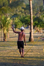 France, Ile de la Reunion, Petite-Ile sur la côte sud, plage de Grand-Anse, exercice sur un slackline