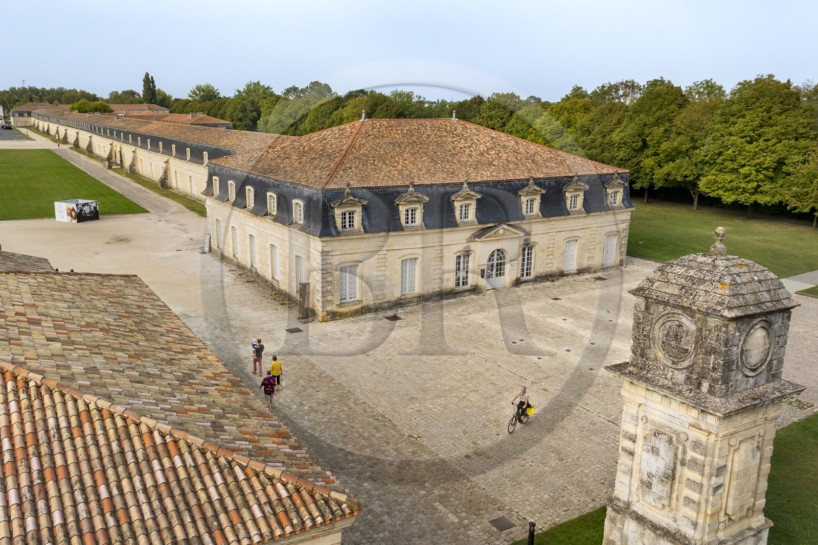 France, Charente-Maritime (17), Rochefort, Centre International de la mer dans l'ancien Arsenal maritime de Rochefort, la Corderie Royale conçue par Colbert en 1666 en bordure de la Charente (vue aérienne)