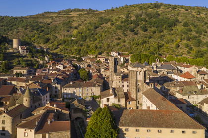 France, Haute-Loire (43), Blesle, labellisé Les Plus Beaux Villages de France, le Clocher Saint-Martin au centre, le Donjon des barons de Mercœur à droite et la Tour de Massadou en arrière plan à gauche