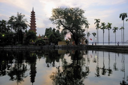 Vietnam, Hanoï, lac de l'Ouest ou Ho Tay, pagode Tran Quoc, une des plus anciennes du pays, reconstruites au XVe et au XVIIIe siècles