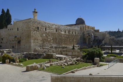 Israel, Jérusalem, ville sainte, vieille-ville classée Patrimoine Mondial de l'UNESCO, Le Mont du Temple vu du Centre Davidson, murs de soutènement ouest et sud de l'esplanade du Temple construite par Hérode Ier le Grand et la mosquée Al-Aqsa en hauteur