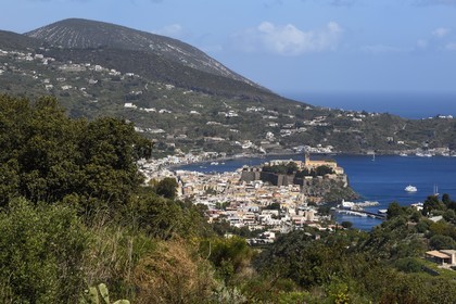Italie, Sicile, iles Eoliennes, classées Patrimoine Mondial de l'UNESCO, Ile de Lipari, Lipari dominé par sa citadelle