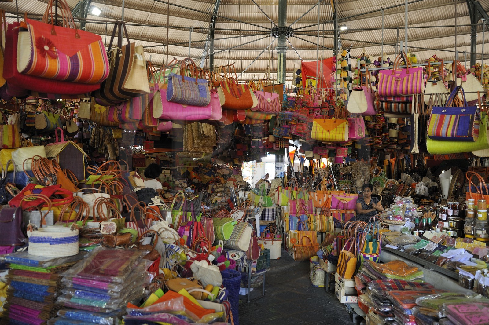 France, île de la Réunion, ville de Saint-Pierre, le marché couvert artisanal