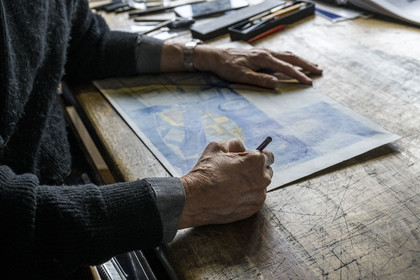 France, Paris (75), le dessinateur et auteur de bande-dessinée François Schuiten dans son atelier parisien