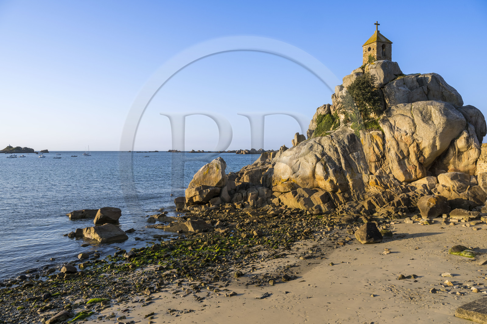 France, Côtes-d'Armor (22), Côte d'Ajoncs, Penvénan, Port Blanc sur le chemin de Grande Randonnée GR 34, le Rocher de la Sentinelle surmonté d'un oratoire