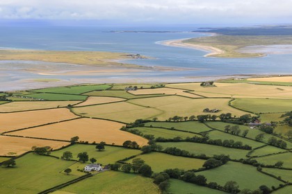 Royaume-Uni, Angleterre, Pays de Galles, la côte Nord-ouest vers Caernarfon et l'ile Anglesey en arrière plan (vue aérienne)