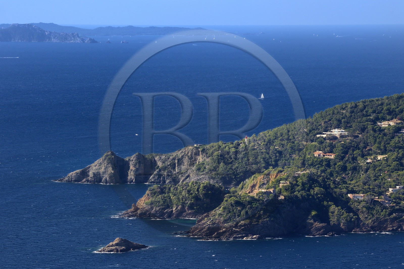 France, Var (83), Corniche des Maures, Le Lavandou, Cap Bénat et l'Ile de Porquerolles en arrière plan (vue aérienne)