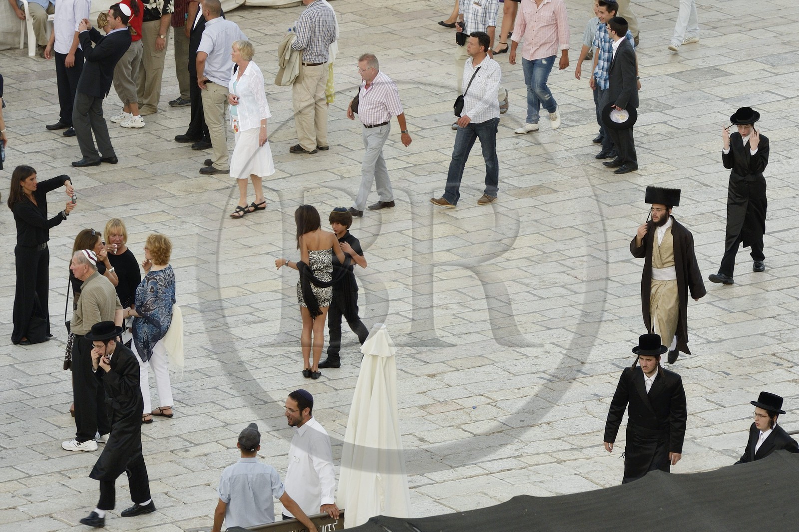 Israel, Jérusalem, ville sainte, vieille-ville classée Patrimoine Mondial de l'UNESCO, juifs ortodoxes au pied de l'esplanade du Temple ou esplanade des Mosquées