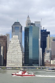 Etats-Unis, New York, Downtown Manhattan vue de la promenade à Brooklyn, bateau du FDNY