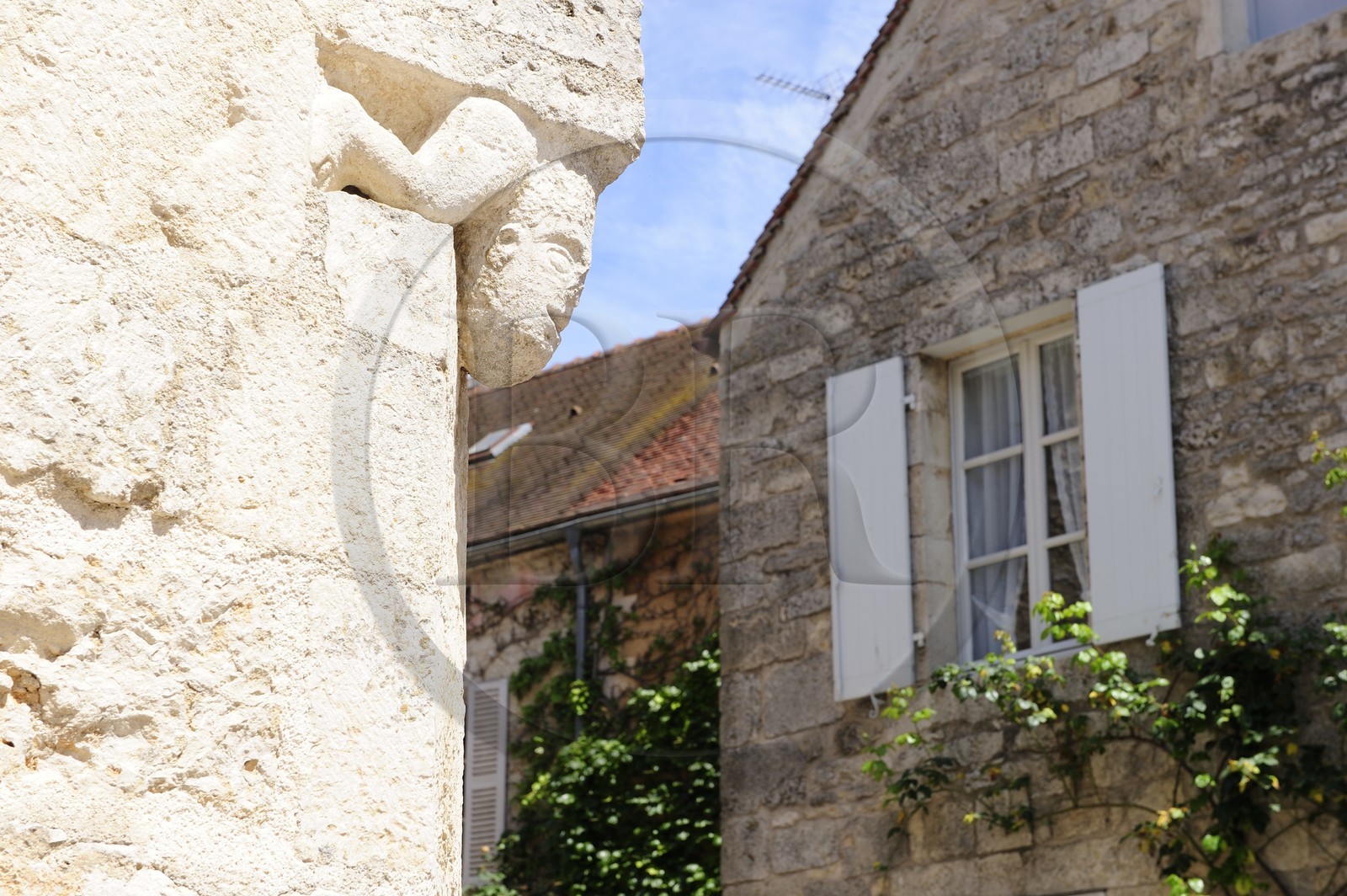 France, Côte d'Or (21), Flavigny-sur-Ozerain, sculpture à l'angle d'une maison place A.Labourey