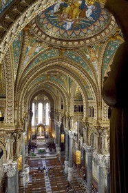 France, Rhône (69), Lyon, site historique classé Patrimoine Mondial de l'UNESCO, Basilique Notre Dame de Fourvière, la nef
