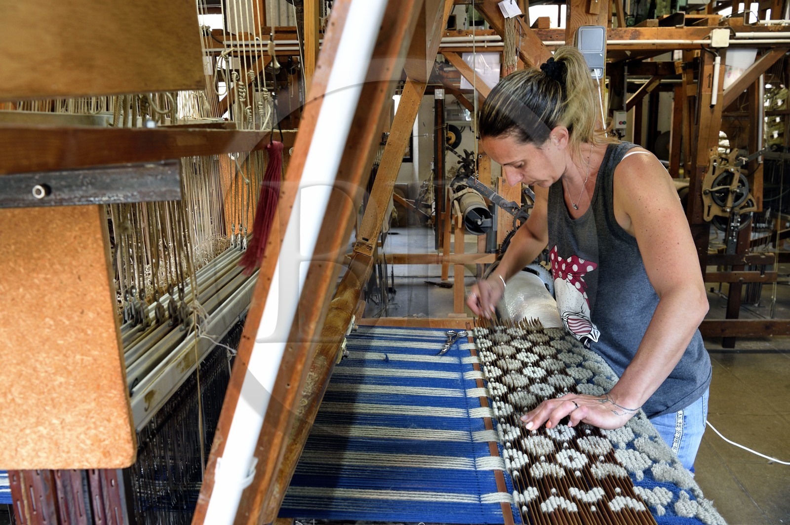 France, Var (83), Presqu'Ile de Saint-Tropez, Cogolin, la Manufacture Cogolin fabrique des tapis depuis 1924, la plupart sont tissés par lés sur des métiers Jacquard à bras du XIXème siècle, la laine est coupée sur le métier à tisser