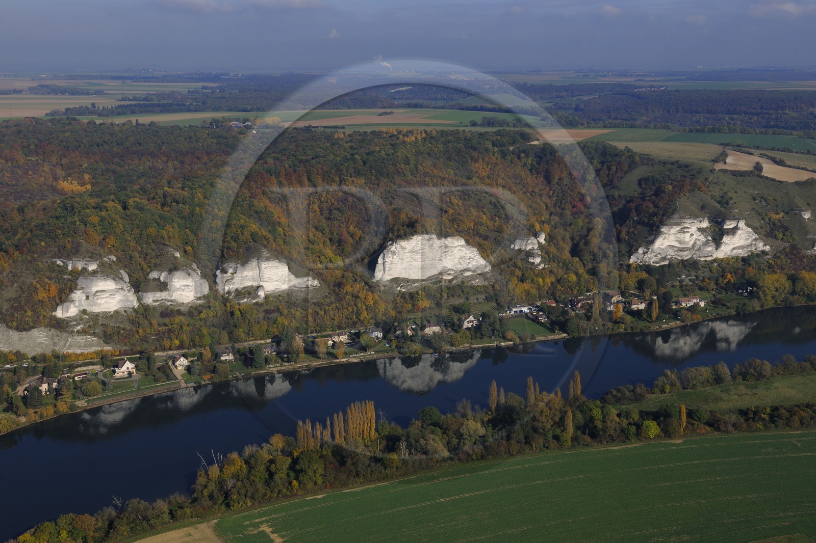 France, Eure (27), les falaises calcaires le long de la Seine en aval des Andelys (vue aérienne)