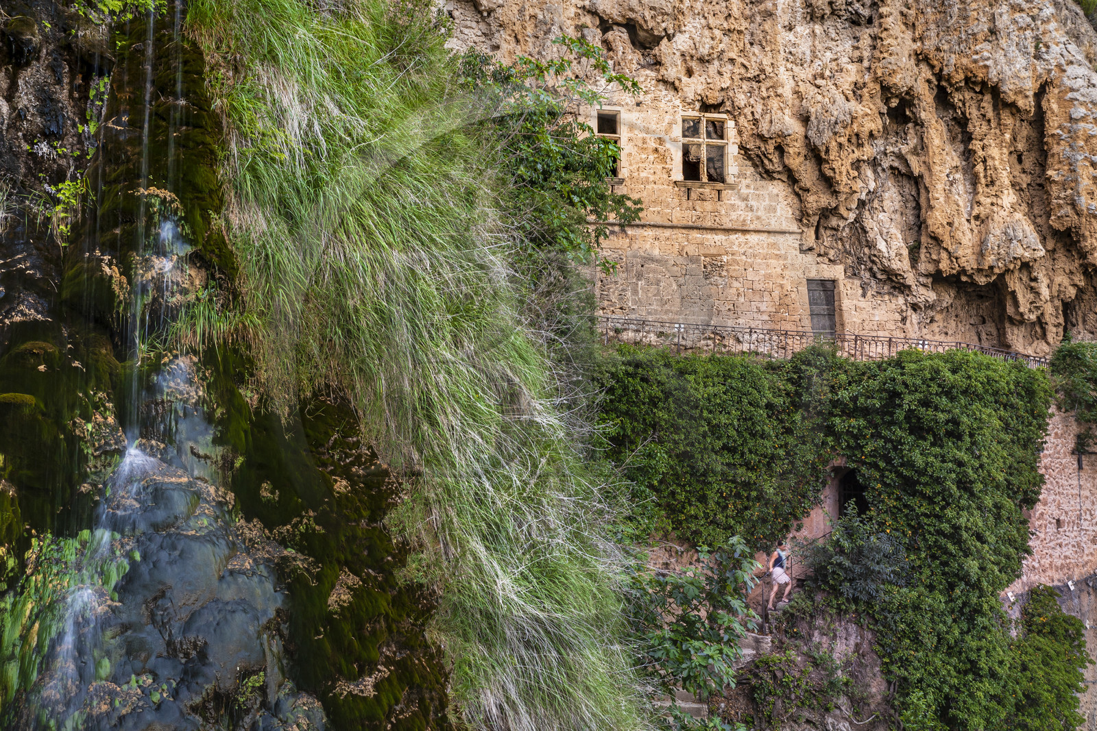 France, Var (83), Villecroze, cascade et grottes troglodytiques du parc de Villecroze (vue aérienne)